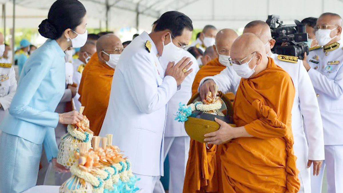 นายกฯ ทำบุญตักบาตร ถวายพระราชกุศล เนื่องในโอกาสวันเฉลิมพระชนมพรรษา