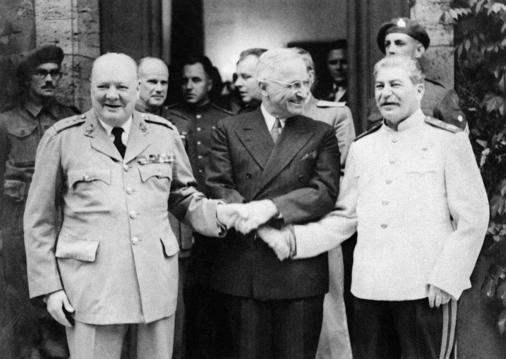 ผู้นำฝ่ายสัมพันธมิตร จากซ้ายไปขวา วินสตัน เชอร์ชิลล์, แฮร์รี ทรูแมน และ โจเซฟ สตาลิน จับมือกัน ที่การประชุมพอตส์ดัม ในเยอรมนี เมื่อวันที่ 28 ก.ค. 1945