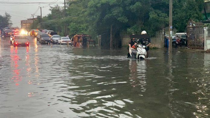   ฝนถล่มกรุง