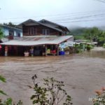 ฝนถล่มอุดรฯ! น้ำป่าทะลักท่วม-ปิดถนนอ.นายูง บ้านนาคำใหญ่จมบาดาล