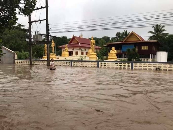 น้ำป่าทะลัก ท่วมหมู่บ้านริมเขาและถนนสายหลักใน อ.นายูง จ.อุดรธานี