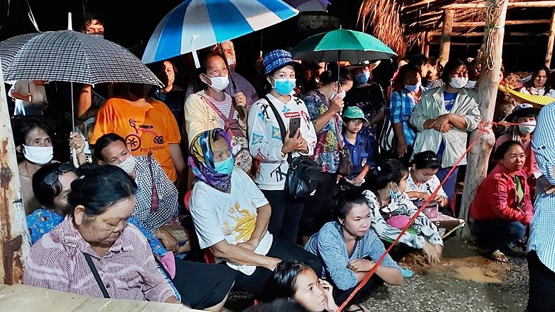 ชาวบ้านทำพิธีเชิญประทับร่างทรง ให้เลขเด็ดเน้นๆ