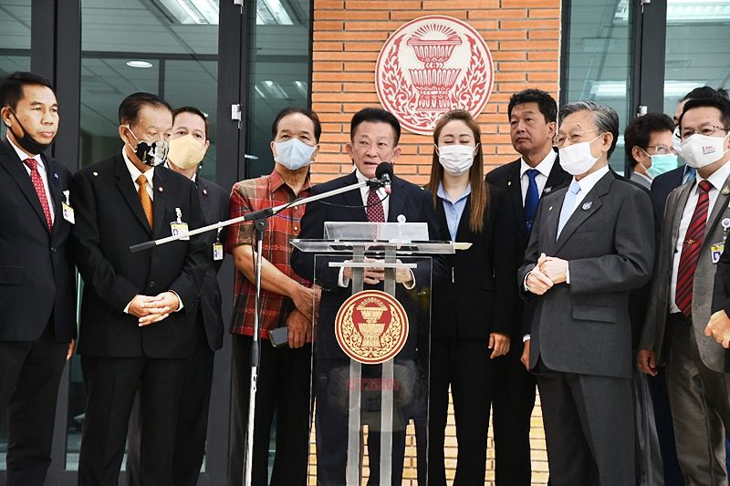 นายสมพงษ์ อมรวิวัฒน์ หัวหน้าพรรคเพื่อไทย (พท.) และผู้นำฝ่ายค้านในสภาผู้แทนราษฎร