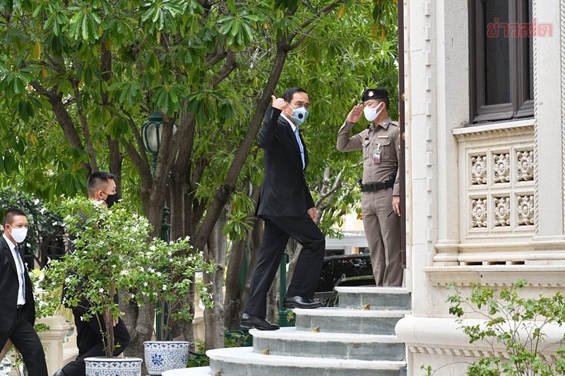 สื่อนอก ถาม บิ๊กตู่ "รู้สึกอย่างไรเด็กเรียกเป็นนายกฯเผด็จการ"