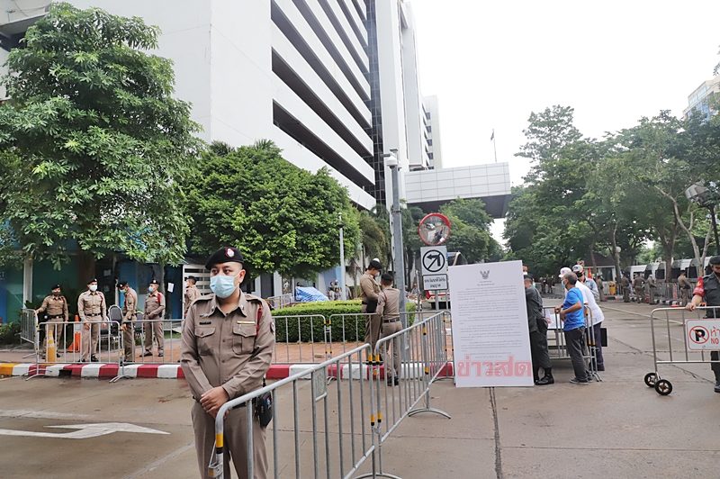 ศาลอาญา ตรึงกำลังแน่น-วางมาตรการสุดเข้ม หวั่นม็อบบุกให้กำลังใจ หลังตำรวจเตรียมนำตัว ทนายอานนท์ กับพวก