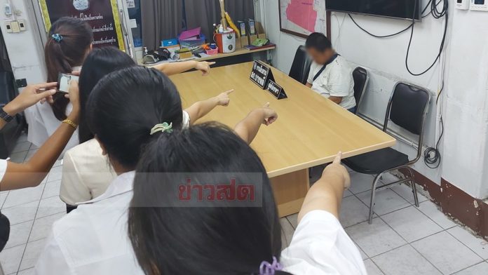 ขยำหน้าอกนศ.