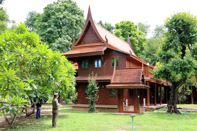 บริเวณบ้านเรือนไทยของ น.ส.ปารีณา