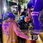ถนนลื่น! กระบะแหกโค้ง ศาลอาญารัชดา พุ่งอัดเสาไฟฟ้า หนุ่มดับ1 เจ็บ1