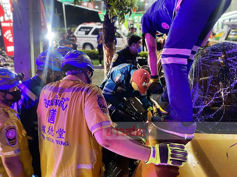 ฝนตกถนนลื่น กระบะแหกโค้ง ศาลอาญารัชดา พุ่งอัดเสาไฟฟ้าหักโค่น รถพังยับ