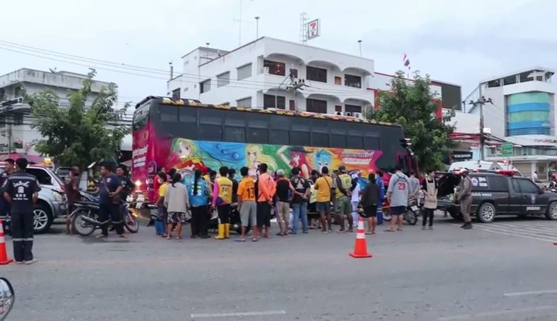แม่ปั่นจักรยานออกจากบ้านมาซื้อกับข้าว ถูก รถบัส พุ่งชนทับหัวเสียชีวิตกลางสี่แยกไฟแดงอ่างทอง