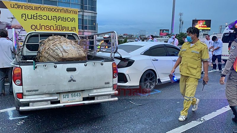 แฟนสาวช็อก ดาวร้ายชื่อดัง จอดเก๋งช่วยรถเสีย ถูกกระบะพุ่งอัดท้ายกระแทกร่างร่วงทางคู่ขนานลอยฟ้าบรมราชชนนี