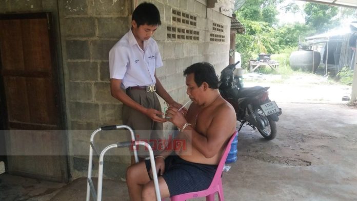 ลาครูป้อนข้าว