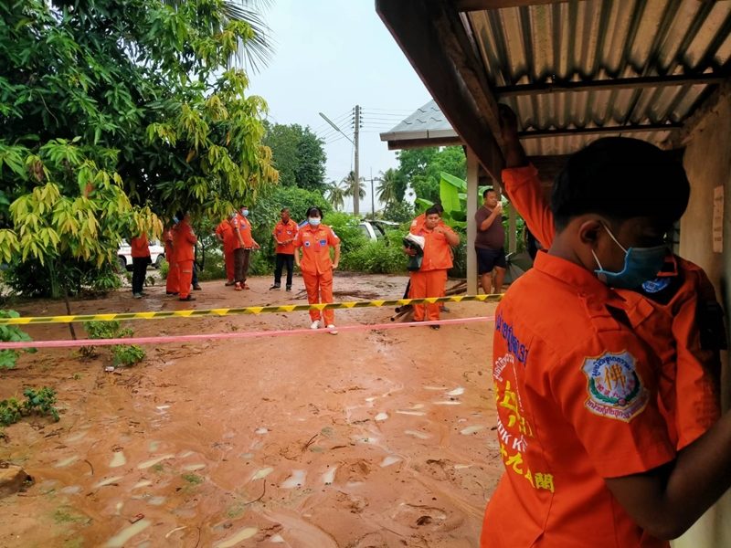 เจ้าหน้าที่เข้าทำการตรวจสอบเหตุ ลูกฆ่าพ่อแม่ เสียชีวิตขึ้นอืดคาบ้าน นาน 5 วัน ในพื้นที่ปักธงชัย จ.นครราชสีมา