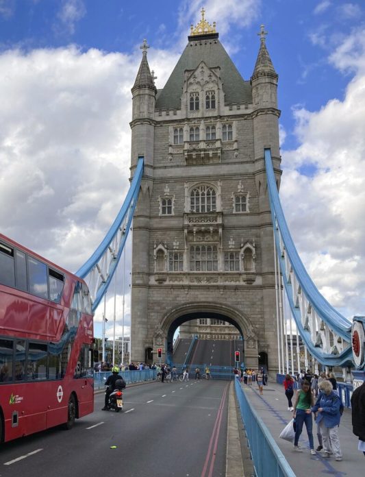 สะพานค้างกลางกรุงลอนดอน