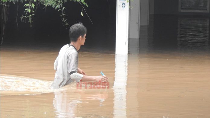 ลอยคอหนีน้ำ