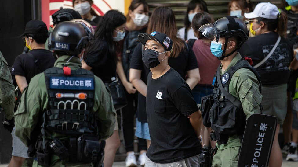 ตำรวจควบคุมตัวผู้ประท้วง ระหว่างการชุมนุมต่อต้านการเลื่อนการเลือกตั้งสมาชิกสภานิติบัญญัติ 6 ก.ย. 2020