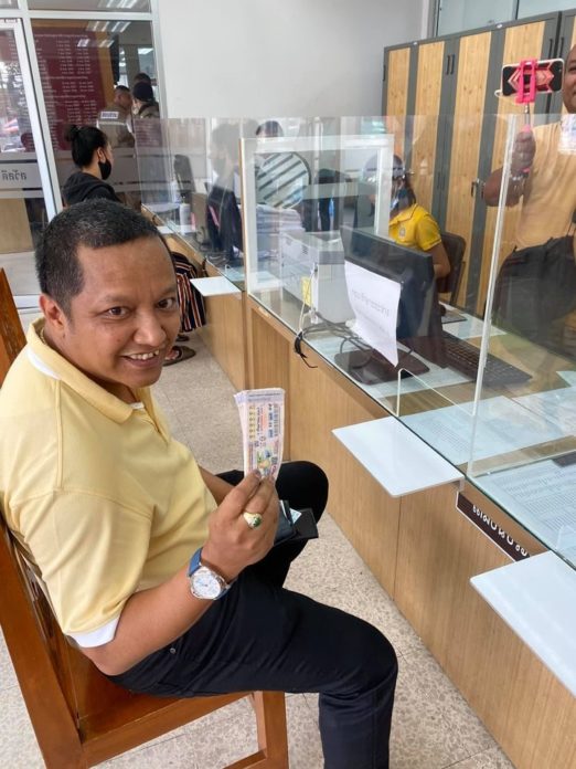 คนดวงเฮง! หนุ่มใหญ่ โชว์ถูกเลข 999997 จำนวน 10 ใบ รวยเละ 60 ล้านบาท