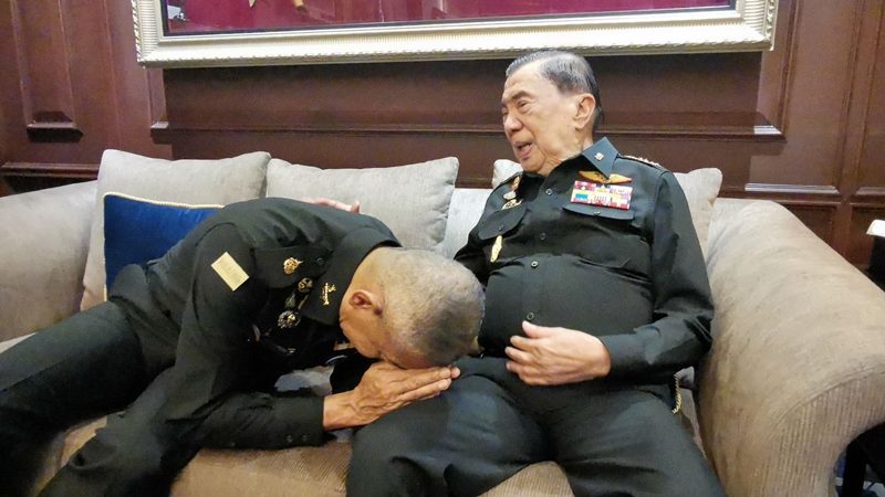 พล.อ.อภิรัชต์ คงสมพงษ์ ผู้บัญชาการทหารบก (ผบ.ทบ.) พูดคุยกับ พล.อ.ชวลิต ยงใจยุทธ อดีตนายกรัฐมนตรี