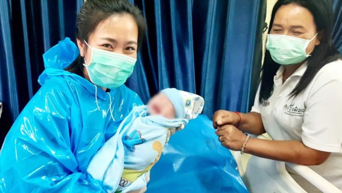 ลูกสาวโผล่อุแว้