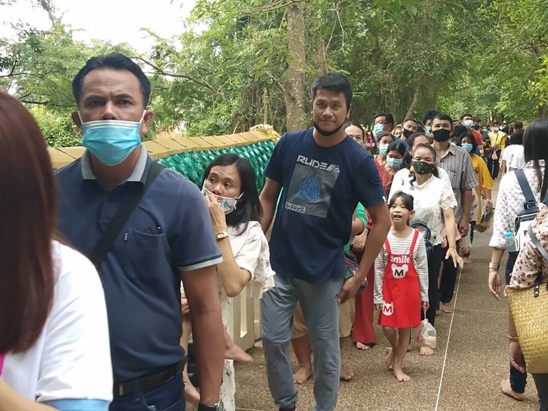 ประชาชนนับหมื่นทะลัก เกาะคำชะโนด แห่สักการะพ่อปู่ศรีสุทโธ-แม่ย่าศรีปทุมมา ขอโชคลาภช่วงวันหยุดยาว