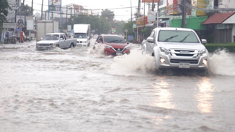 ขอนแก่น อ่วม ฝนถล่มหนัก เขตเทศบาลน้ำท่วมถนนหลายสาย เจ้าหน้าที่เร่งระบาย