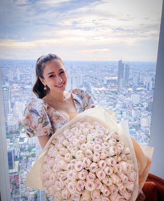 เนย โชติกา ยิ้มแฉ่ง