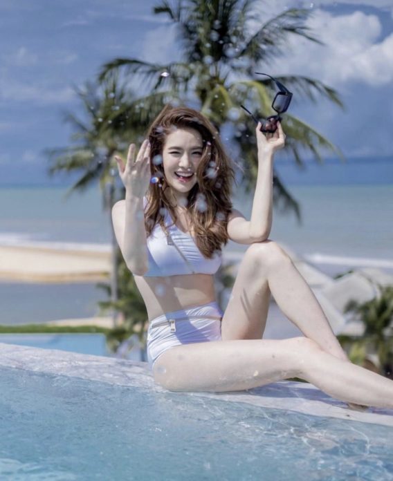 เกรซ กาญจน์เกล้า อวดอึ๋ม