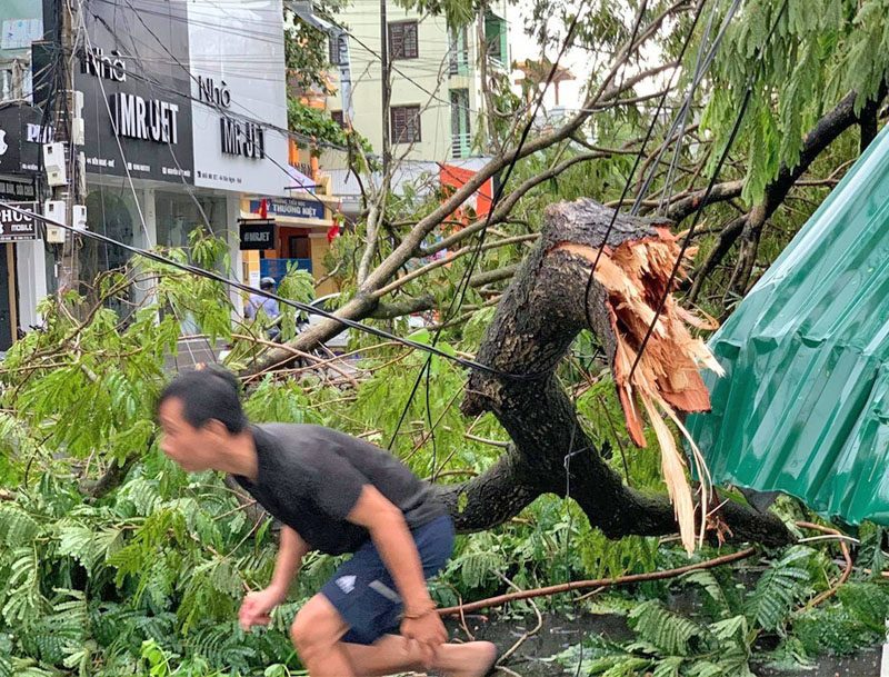 ซัดบ้านพัง-หลังคาปลิวเกือบ 2,500 หลัง