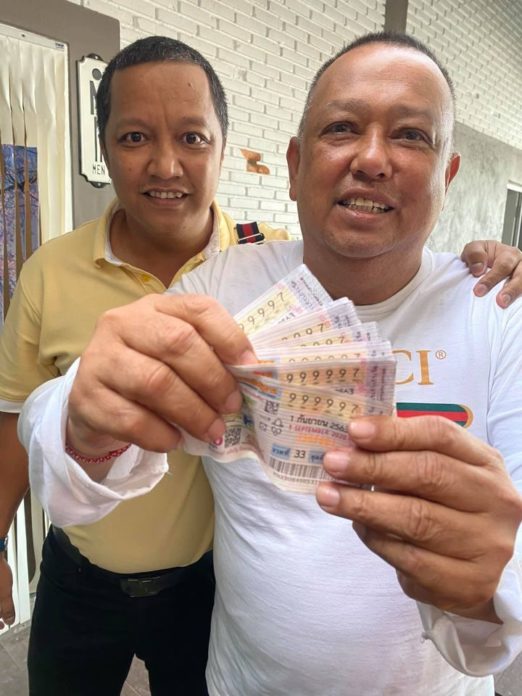 มาเหนือดวง! หนุ่มใหญ่โชว์ถูกเลข 999997 รวยหวย 10 ใบ รับ 60 ล้านบาท