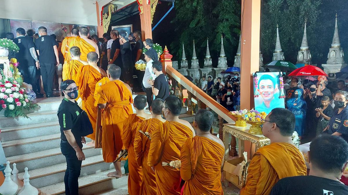 เสียงร่ำไห้ระงมวัด! เผาศพ 'โรเบิร์ต สายควัน' เปิดโลงดูหน้าครั้งสุดท้ายก่อนจากลา เสียงร่ำไห้ระงมวัด! เผาศพ 'โรเบิร์ต สายควัน' เปิดโลงดูหน้าครั้งสุดท้ายก่อนจากลา