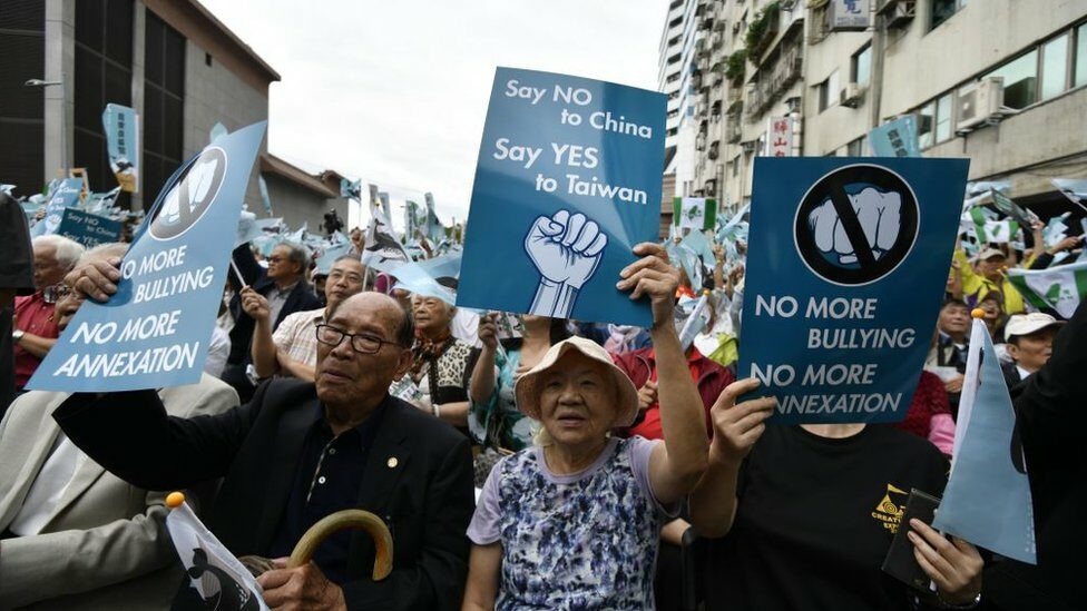นักเคลื่อนไหวสนับสนุนการเป็นเอกราชของไต้หวันชูป้ายที่การชุมนุมในกรุงไทเป 20 ต.ค. 2018
