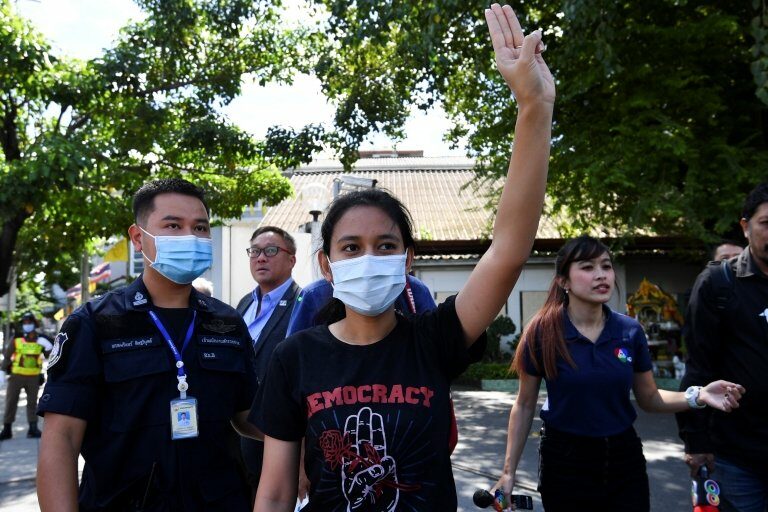 ภัสราวลี ธนกิจวิบูลย์ผล ชูสามนิ้วหลังได้รับการประกันตัวที่ศาลแขวงปทุมวัน