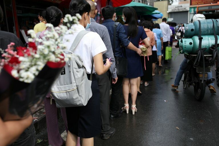 ผู้ที่มาร่วมแสดงความยินดีกับบัณฑิตต่อคิวรอผ่านจุดตรวจบัตรประชาชน