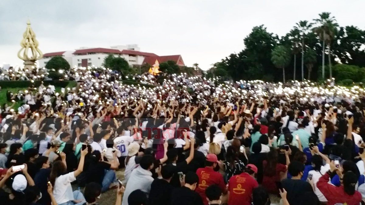 ลานบัวเหล็กก็ล้น! นร.-นศ.ราชมงคลธัญบุรี ประชาชน นับพันจี้ ...