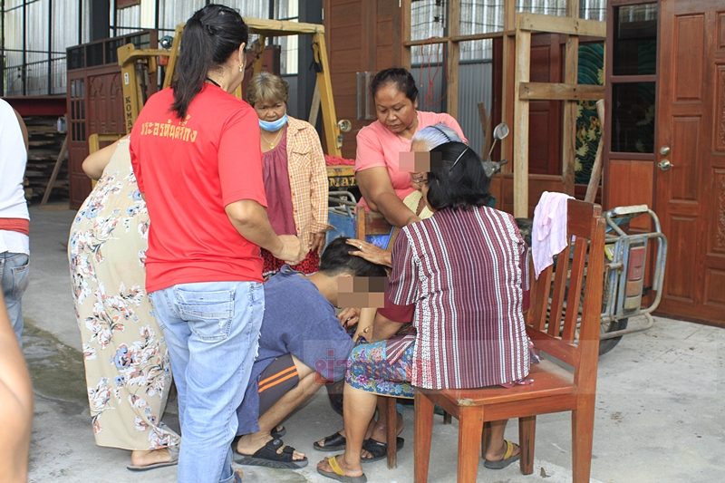 ลูกชายของผู้ตายร่ำไห้กอดกับย่า หลังทราบข่าวพ่อยิงตัวตาย