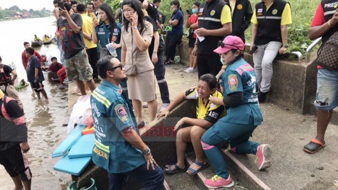 เรือชนคว่ำกลางแม่น้ำ