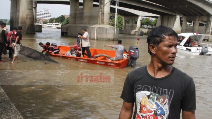 เรือชนคว่ำกลางแม่น้ำ
