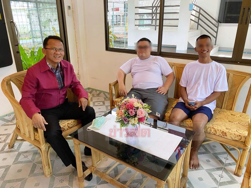 เปิดภาพ 'สมศักดิ์' รมว.ยุติธรรม เข้าเรือนจำพิเศษกรุงเทพฯ จับเข่าคุย เพนกวิน-ไมค์-รุ้ง