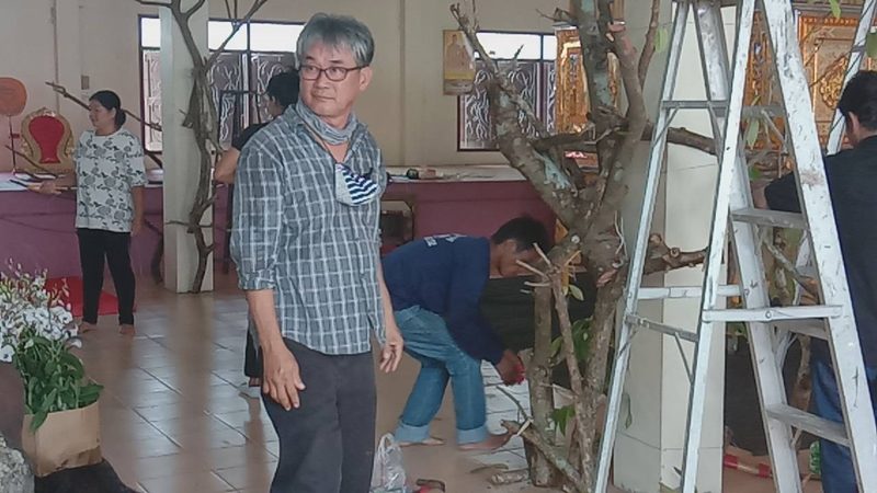 ญาติ-พนักงานสวนสัตว์เปิดเขาเขียว สุดเศร้า ทำความสะอาดศาลาวัดบ้านห้วยกรุ จ.ชลบุรี เตรียมตั้งศพ ผอ.สวนสัตว์