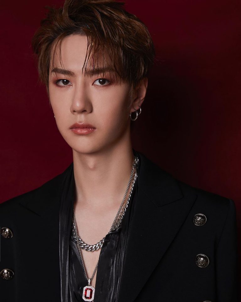 หวังอี้ป๋อ (Wang Yibo) หวังอี้ป๋อ (Wang Yibo)