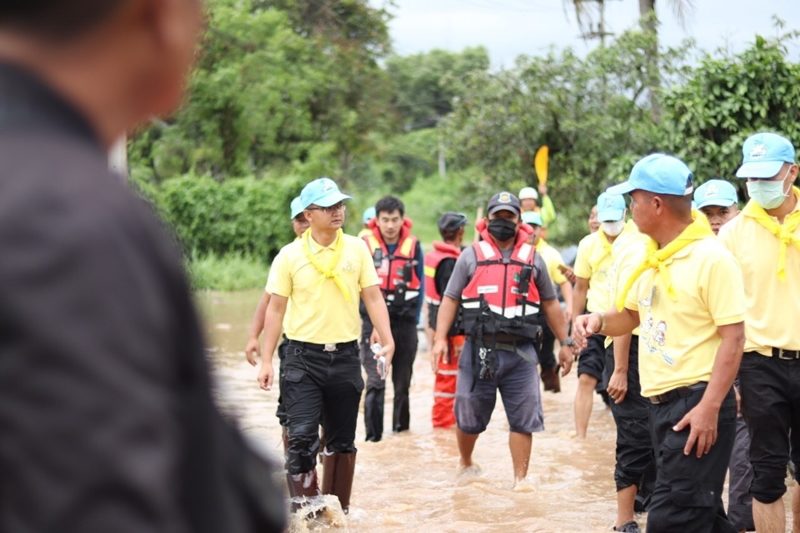 ตำรวจทางหลวง จิตอาสาฮักเขาใหญ่ ลุยน้ำท่วม ช่วยเหลือชาวบ้านริมลำตะคอง ปากช่อง นครราชสีมา