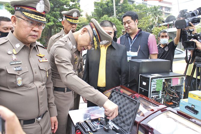 ตร.ลุย-ขานรับ‘บิ๊กปั๊ด’ทลายเว็บพนันออนไลน์ยึดทรัพย์-เก๋งหรู 75ล้าน : สดจากสนามข่าว