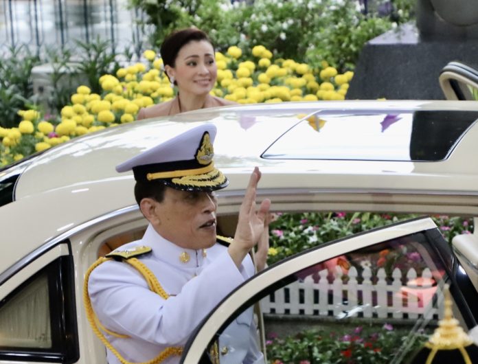 ในหลวง พระราชินี พระราชทานปริญญาบัตร ม.ธรรมศาสตร์ เป็นวันที่ 2