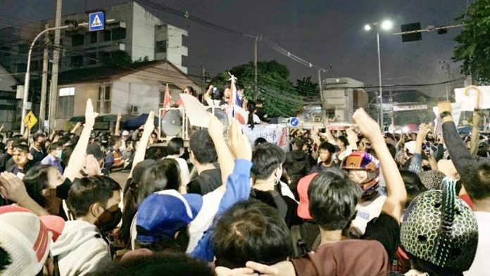 "ไบร์ท ชินวัตร" โผล่ม็อบนนท์