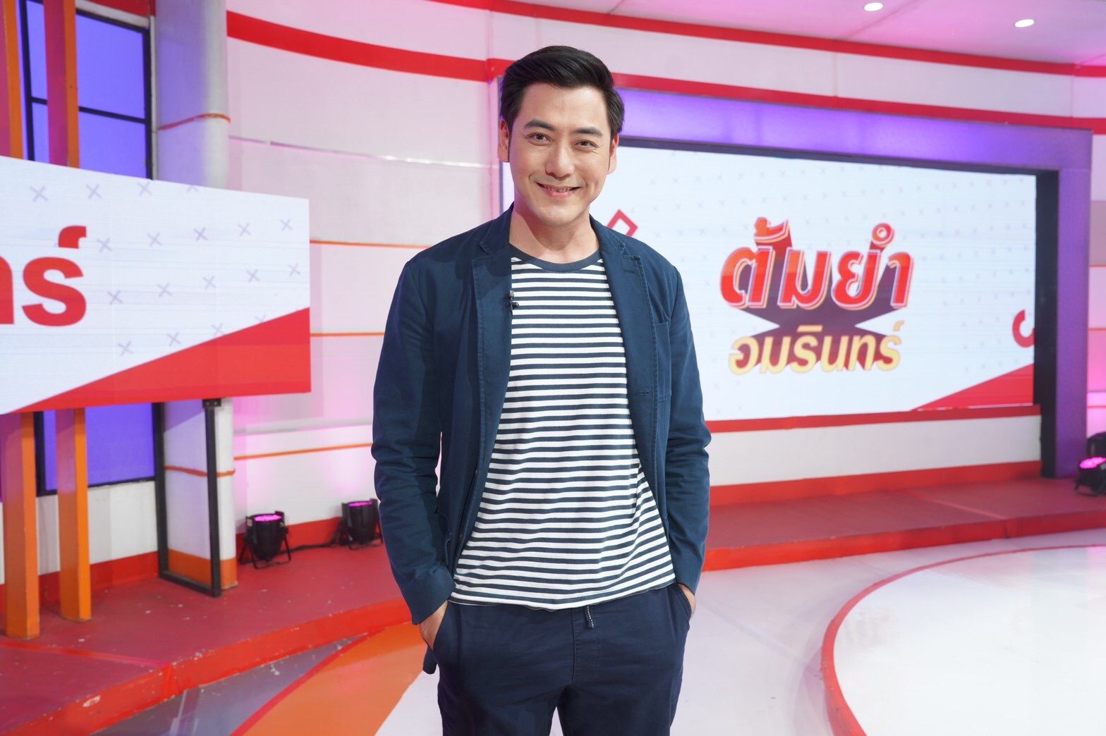 ละคร เหนือพรหมลิขิต 2568 ชั่วพริบตาเดียวที่มิตรภาพต้องพังทลาย รสริน หญิงสาวผู้มุ่งมั่น ได้เรียนรู้ว่าความไว้ใจคือคมมีดที่สามารถแทงข้างหลังได้ลึกที่สุด เมื่อ อินทุอร เพื่อนรักของเธอตัดสินใจหักหลังด้วยการขโมยสูตรครีมที่เปรียบเสมือนชีวิต และหนีไปกับ ธนากร ความฝันของนักดนตรีจึงแปรเปลี่ยนเป็นสมรภูมิแห่งการเอาคืนจากธุรกิจความงาม การแก้แค้นคือเป้าหมายเดียวที่ผลักดันให้เธอสร้างอาณาจักรเครื่องสำอางขึ้นมา ท่ามกลางเกมแห่งอำนาจและการช่วงชิง มีเพียง ชานนท์ ชายผู้ปิดบังตัวตน และ ปลายฟ้า ผู้เข้ามาพัวพันเท่านั้น ที่จะกำหนดบทสรุปของเรื่องราวนี้ เส้นทางที่เต็มไปด้วยความแค้น ความลับ และการไขว่คว้าหาความรัก กำลังจะเริ่มต้นขึ้น 12 %E0%B8%A0%E0%B8%B2%E0%B8%9E %E0%B9%80%E0%B8%AD%E0%B9%87%E0%B8%A1