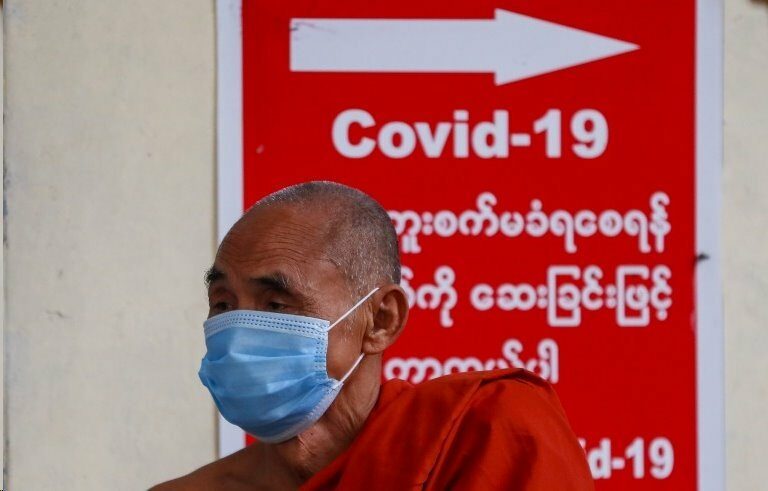 พระเมียนมาใส่หน้ากากอนามัย