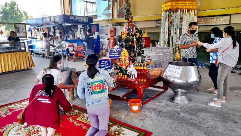 ชาวบ้านแห่ขอโชค ไอ้ไข่ วัดจุกกะเฌอ สุดคึดคัก คนสมหวังนำชุดทหารมาแก้บน