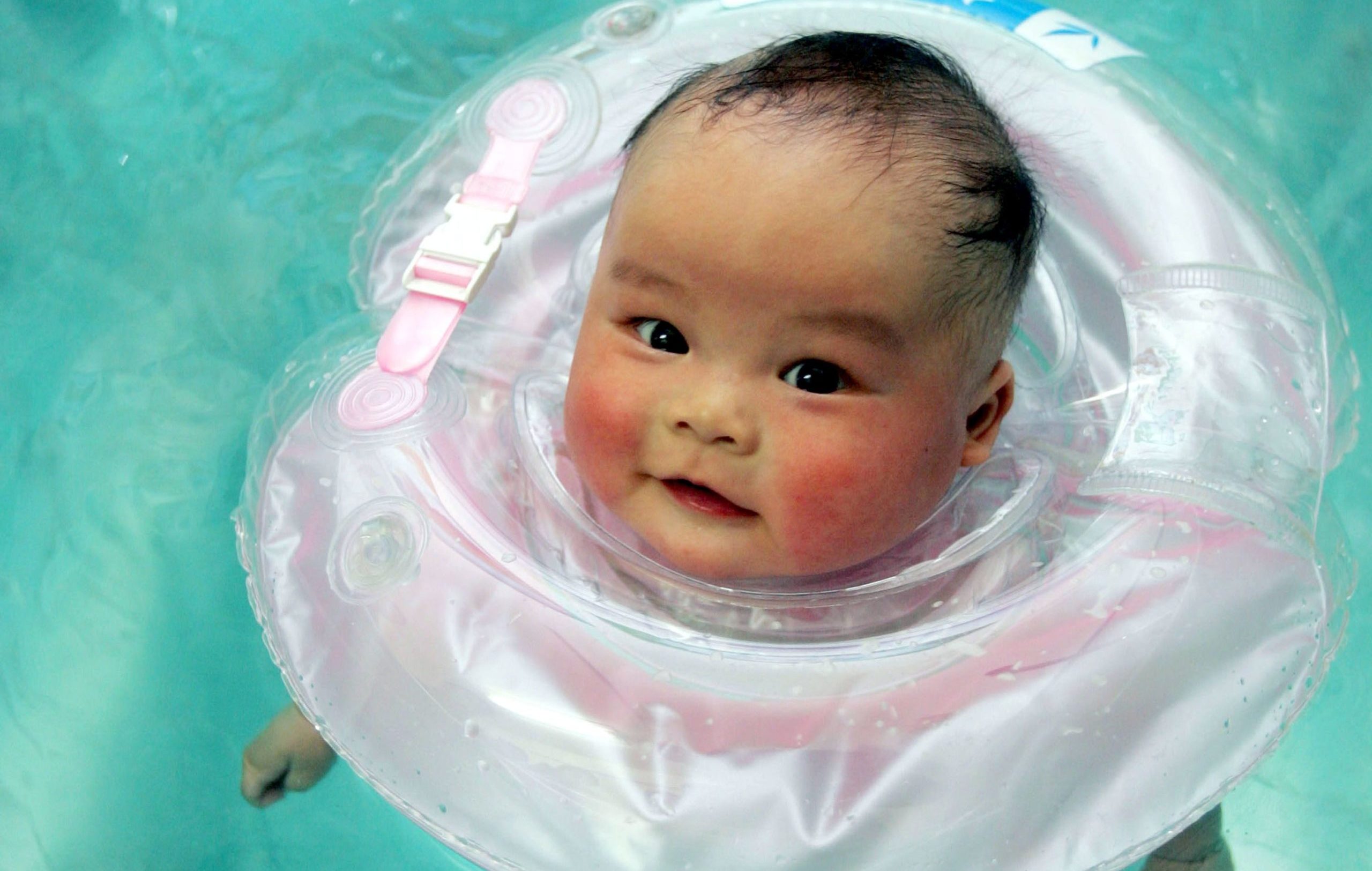 แพทย์เตือน "ห่วงยางลอยคอเด็ก" แม้น่ารักมีประโยชน์ แต่ระวังอันตราย อาจ