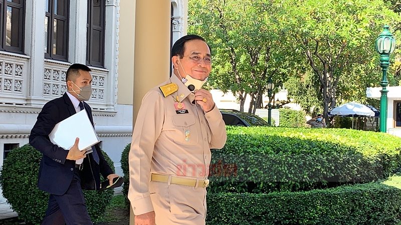 บิ๊กตู่ อารมณ์ดี ยิ้มทักทายสื่อมวลชน ก่อนประชุมคณะกรรมการนโยบายพลังงานแห่งชาติ