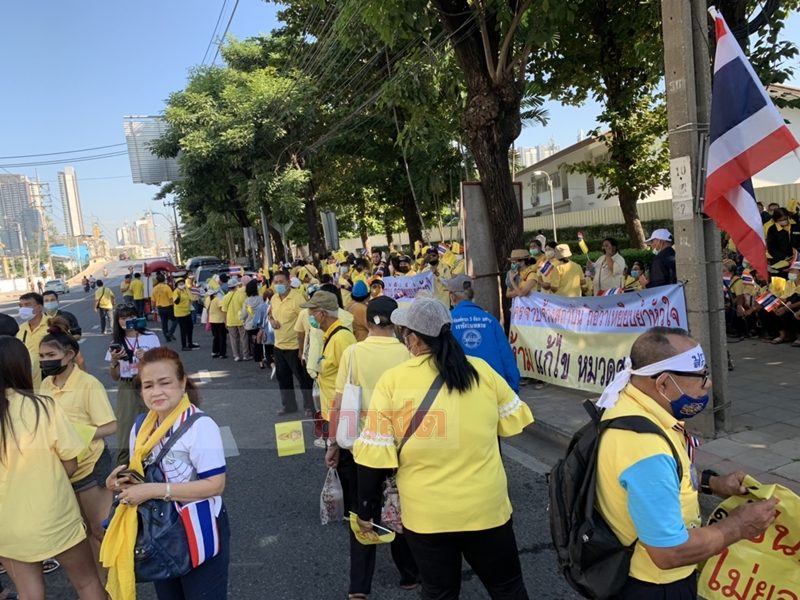 เสื้อเหลือง มาแล้ว เดินผ่านรั้วลวดหนาม ปักหลักแยกเกียกกาย ร่วมใจคัดค้าน แก้รัฐธรรมนูญ